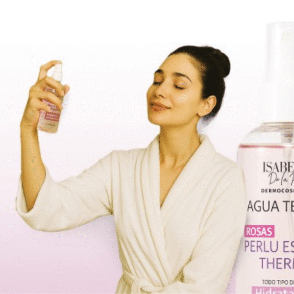 Imagen de una chica aplicandose el agua termal Perlu essence termal de rosas.